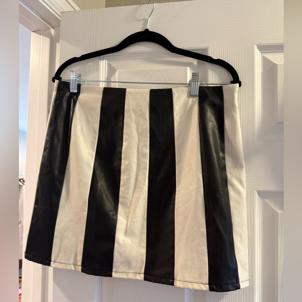 Mod Fashionnova striped black and white skirt L